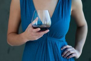 https://flagstaffhouse.com/wp-content/uploads/2022/04/holding-a-stemless-wine-glass-300x200.jpg